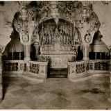 Un tempo cingeva la tomba di San Nicola nella cripta della Basilica: fu spostata qui a seguito dei restauri del sotterraneo fatti negli anni 50 del secolo scorso